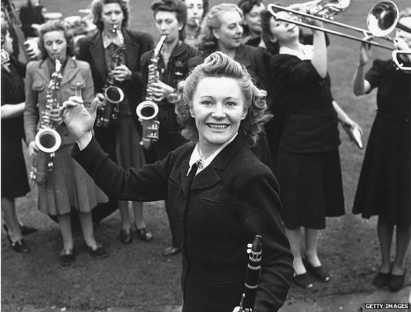 2014-10-14 banda de saxofonistas